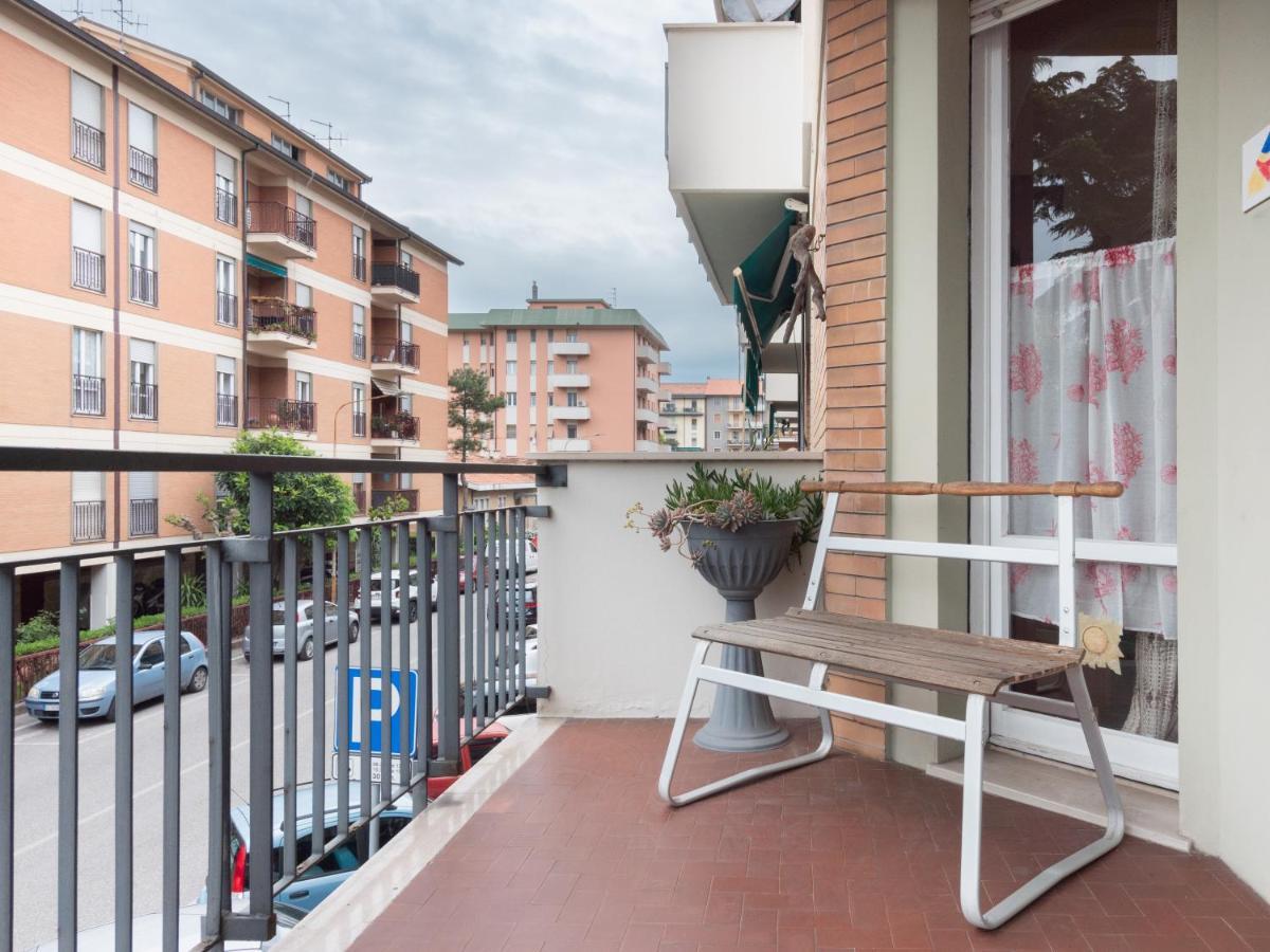 Flaminia Bright & Roomy Apartment ペザロ エクステリア 写真